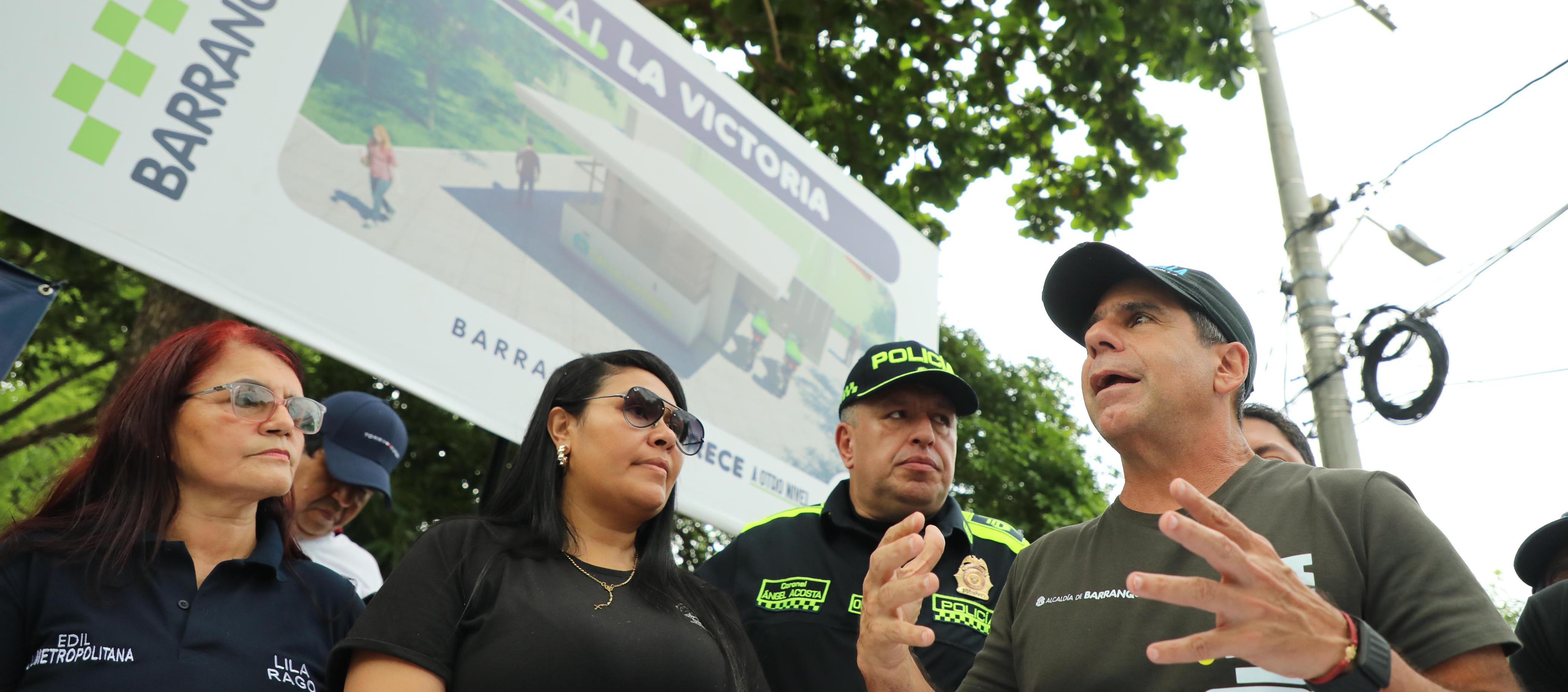 Alcalde Alejandro Char dando detalles de la obra.
