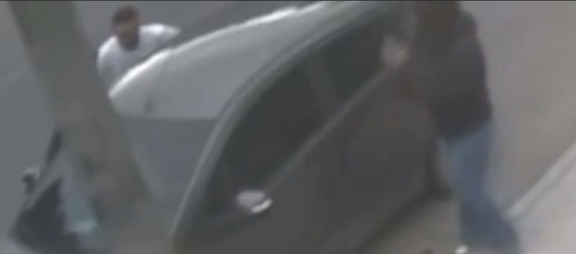 Carro Spark en que supuestamente se transportaron quienes participaron en el atentado.