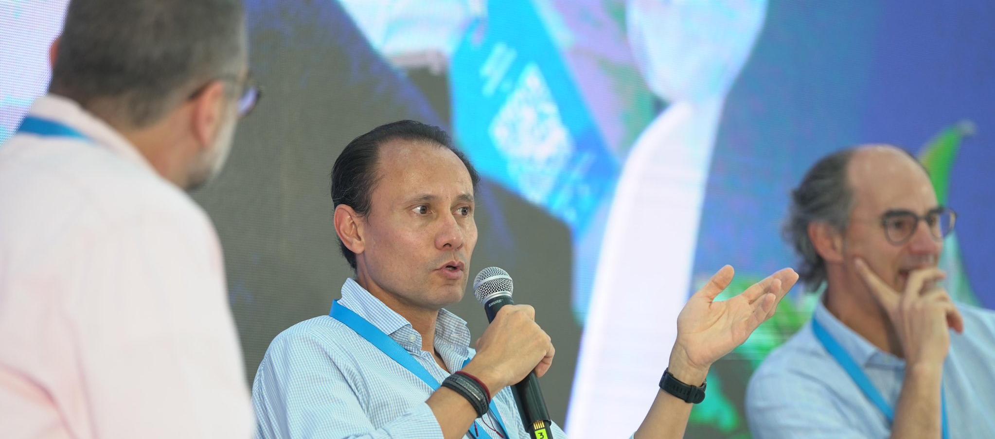 Alejandro Castañeda, presidente de Andeg (centro).