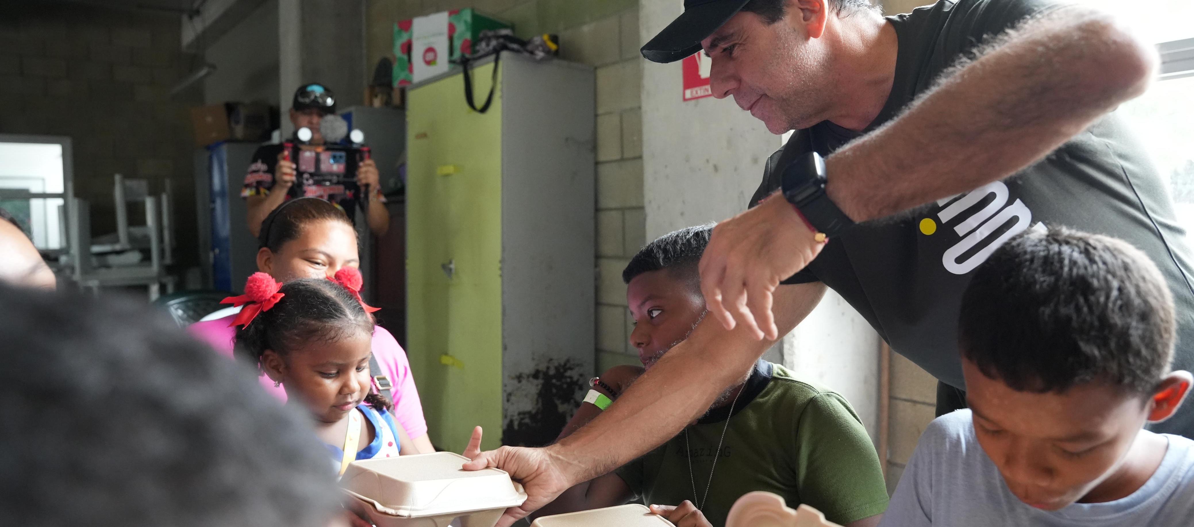 Alcalde Char visitó el comedor comunitario de Las Nieves.
