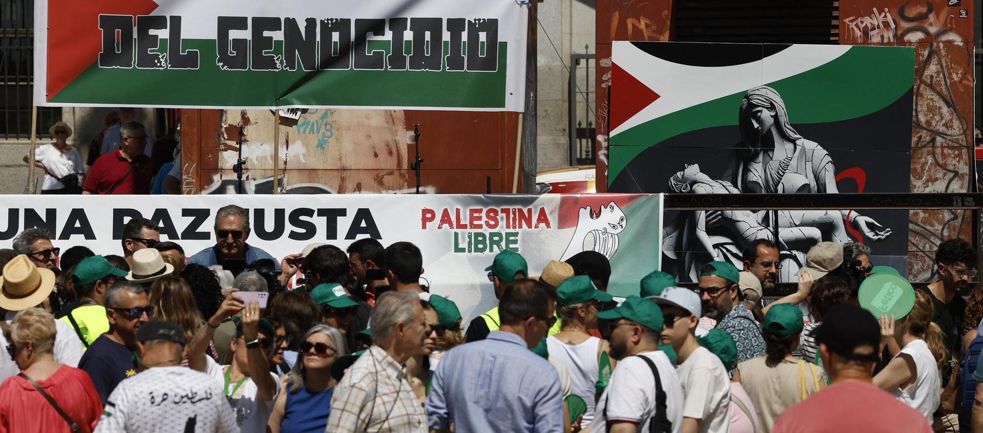 Ciudadanos españoles manifestándose.