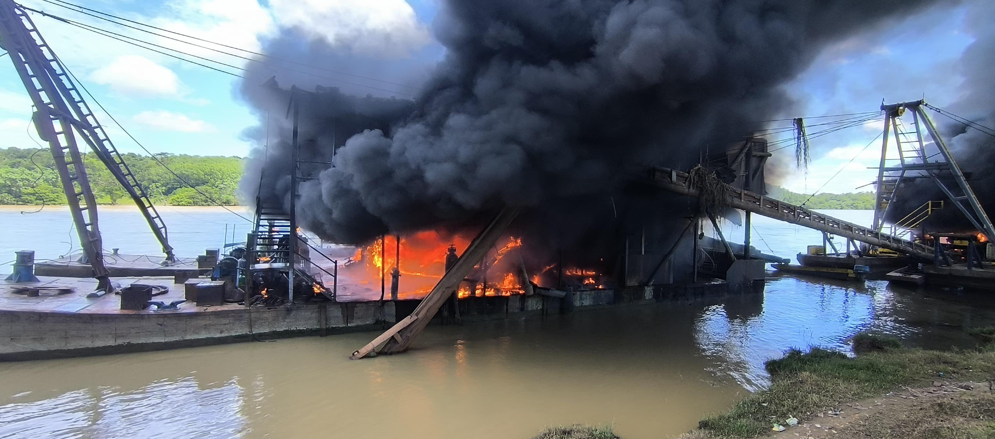 Una de las dragas destruidas por la Policía. 