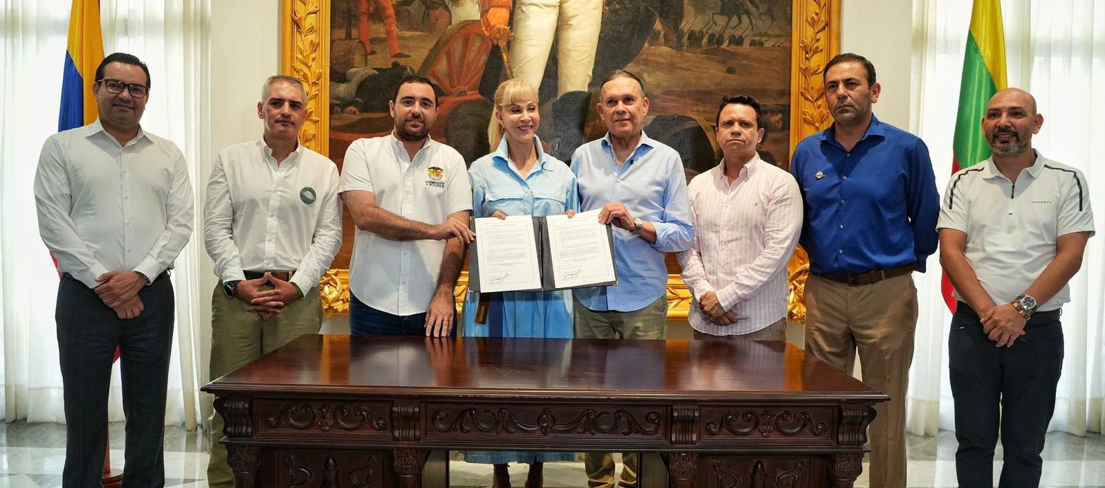 Efraín Cepeda junto a varios gobernadores, en Cartagena. 