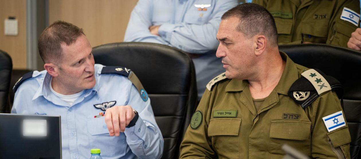 El jefe del Estado Mayor del Ejército israelí, Eyal Zamir (derecha).