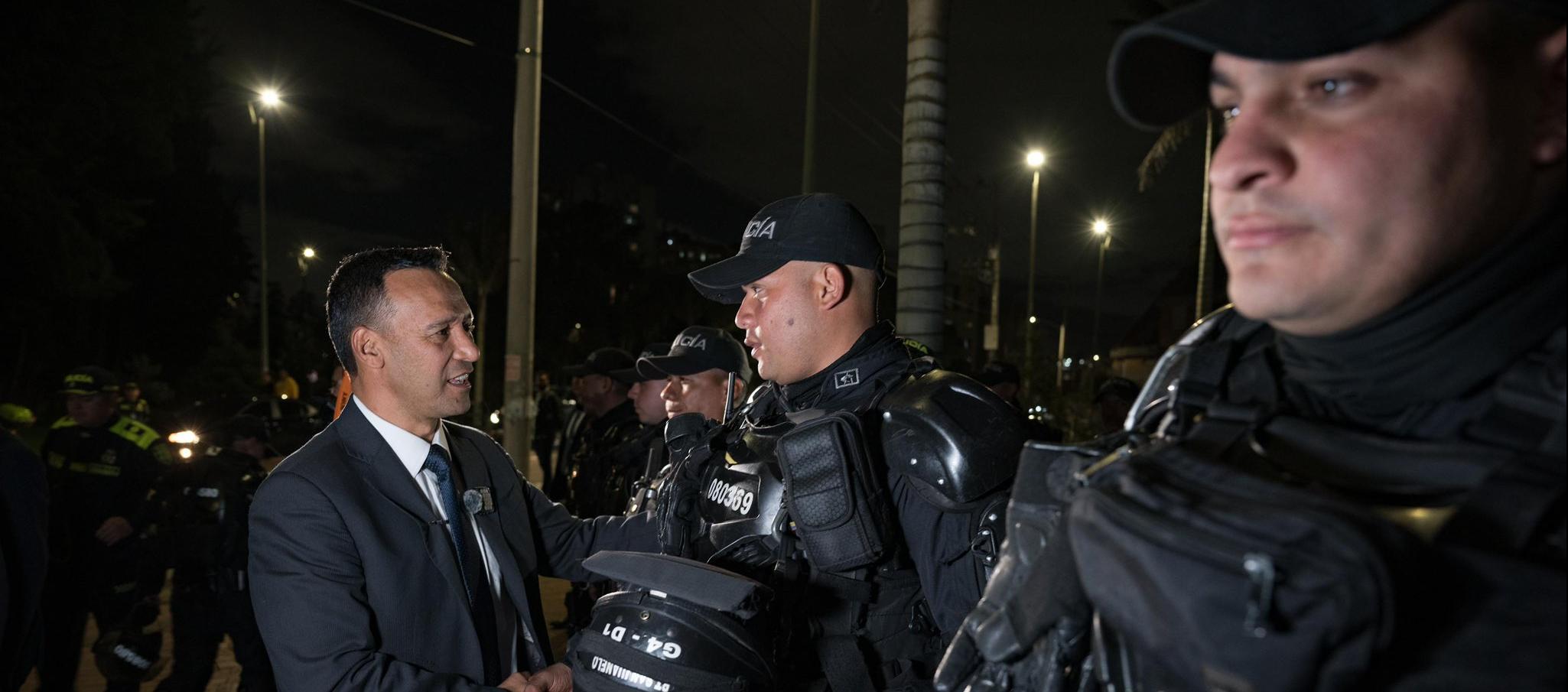 El Ministro Pedro Sánchez saludando a personal de la Unidad de Diálogo y Mantenimiento del Orden - UNDMO