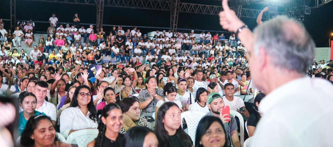 El gobernador con estudiantes beneficiarios de becas en la IUB