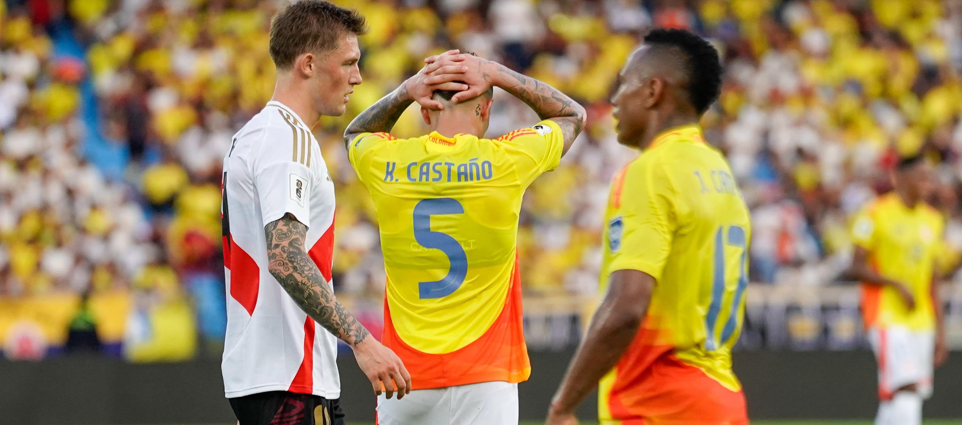 Kevin Castaño y Jaminton Campaz se lamentan tras una acción de ataque.