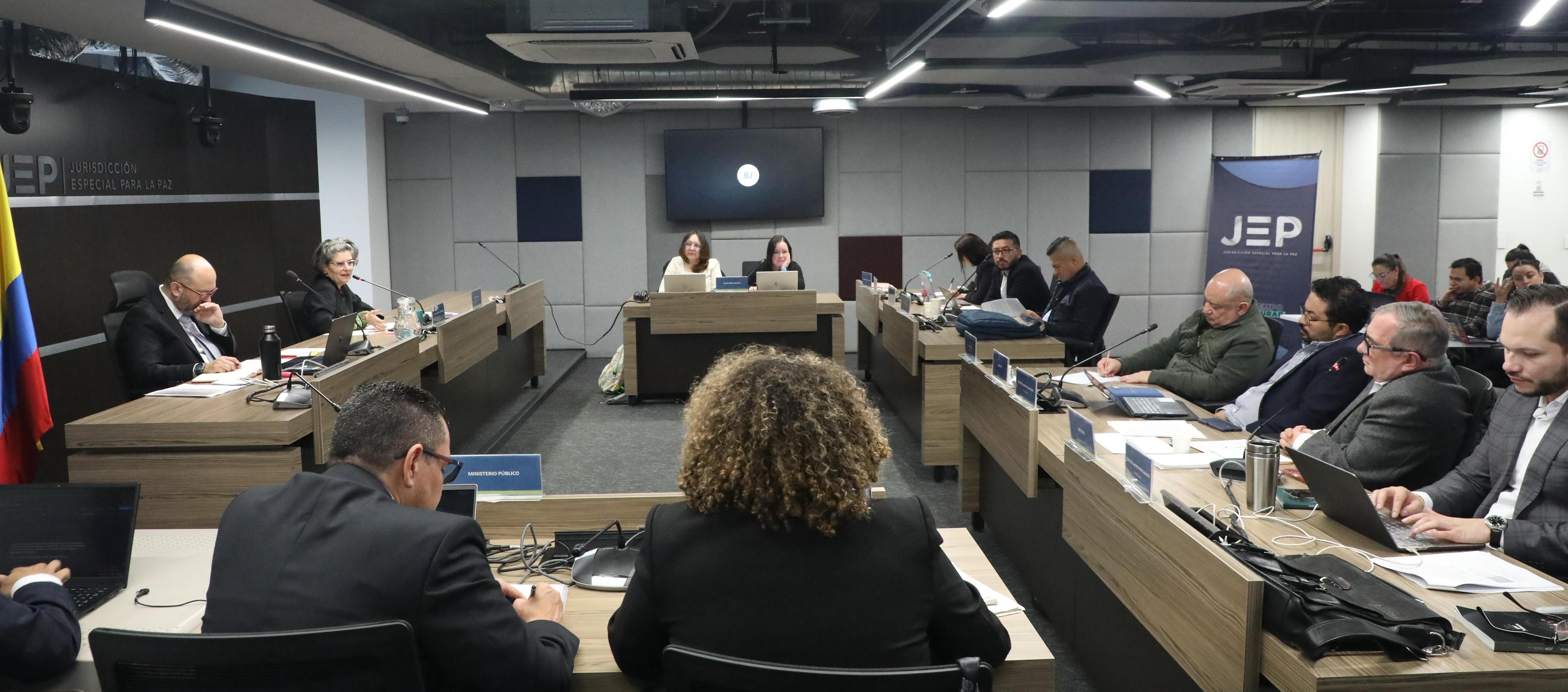 Exguerrilleros de las FARC rindiendo versión ante la JEP. 