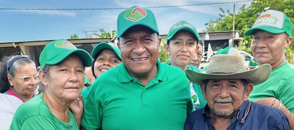 Fulberto Guevara (centro).