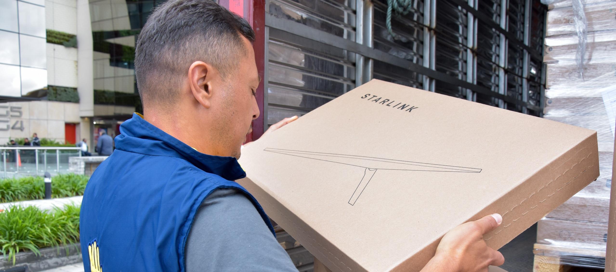 Funcionario de la UNGRD con una antena de Starlink.