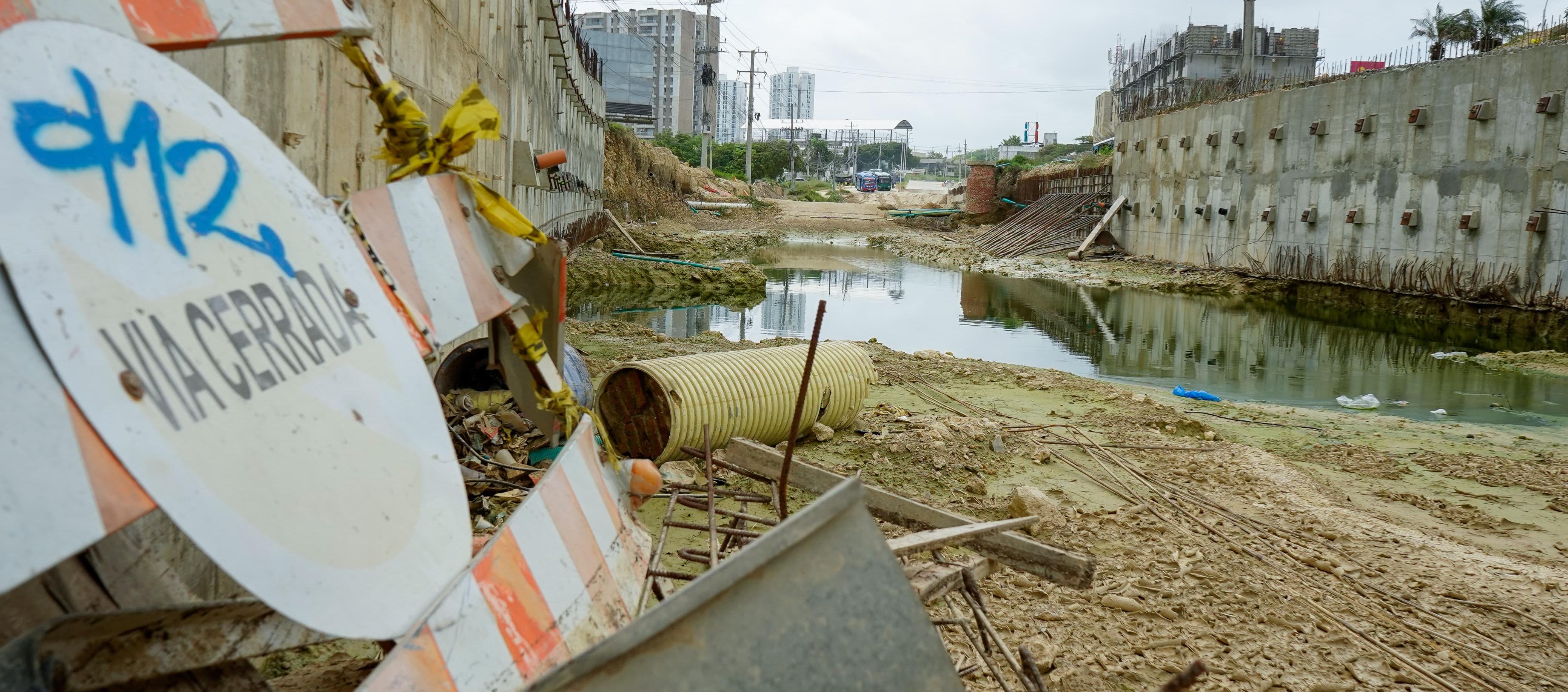 Agua estancada tras las excavaciones y las lluvias que han caído en Atlántico.