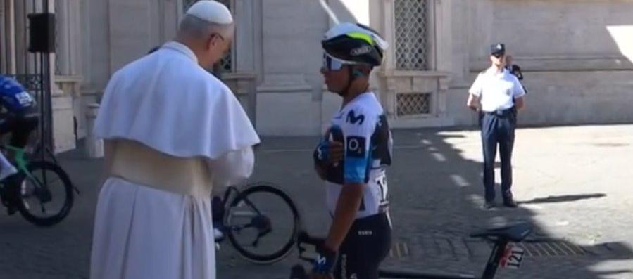 Nairo Quintana saludando al Papa León XIV en la etapa 21 del Giro de Italia.