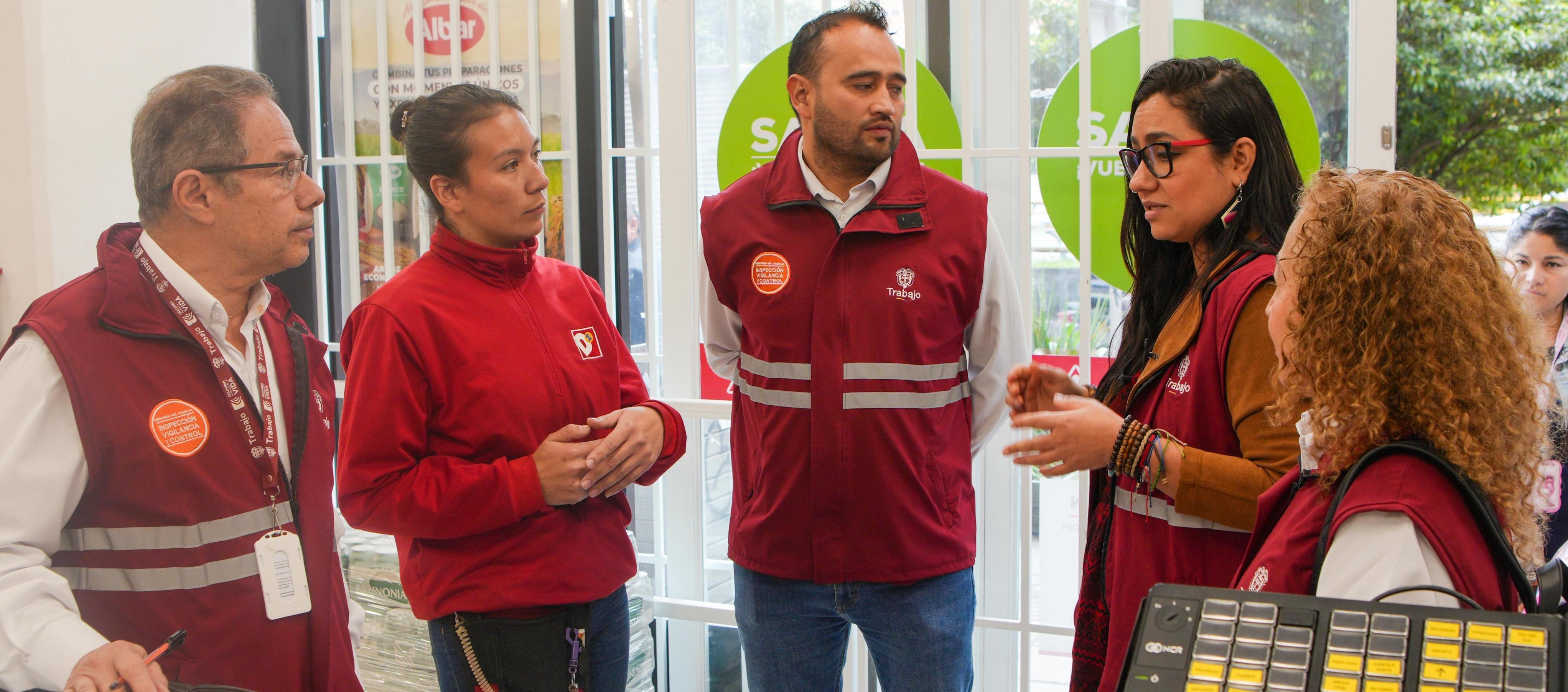 Personal del Ministerio de Trabajo en visita a la tienda D1.