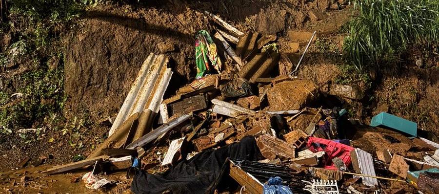 Viviendas colapsadas por el deslizamiento.