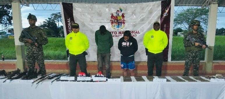 Los capturados junto a las autoridades.