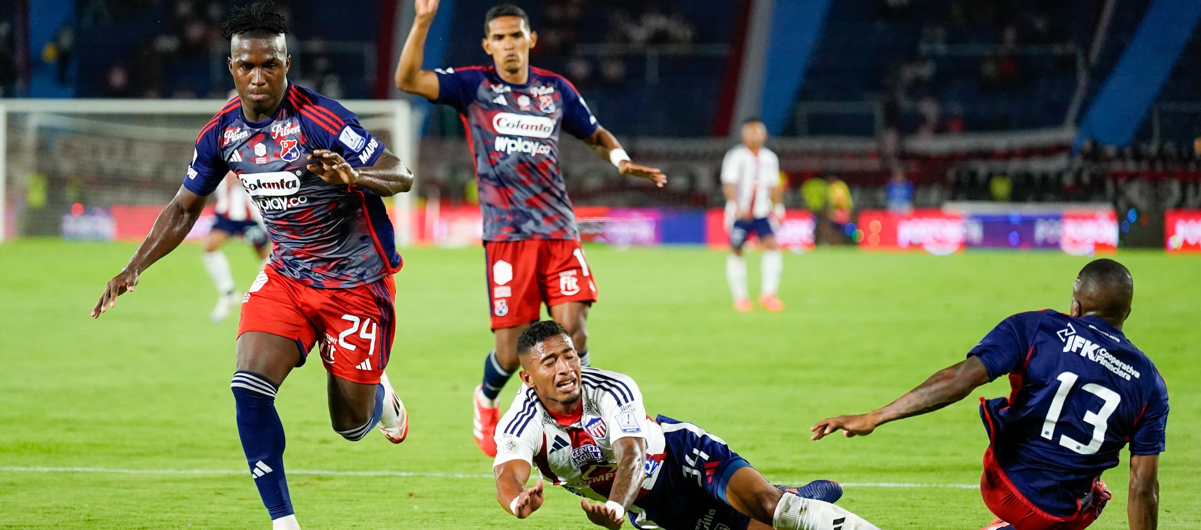 Acción de juego del último enfrentamiento entre Junior y Medellín.