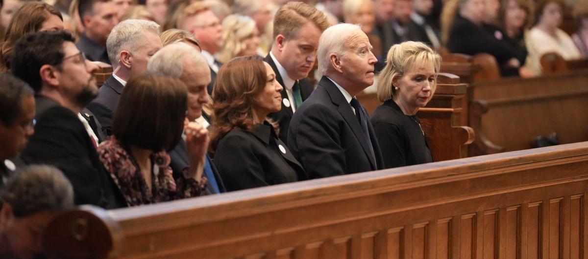 Joe Biden y Melissa Hortman en el funeral de la senadora Melissa Hortman.