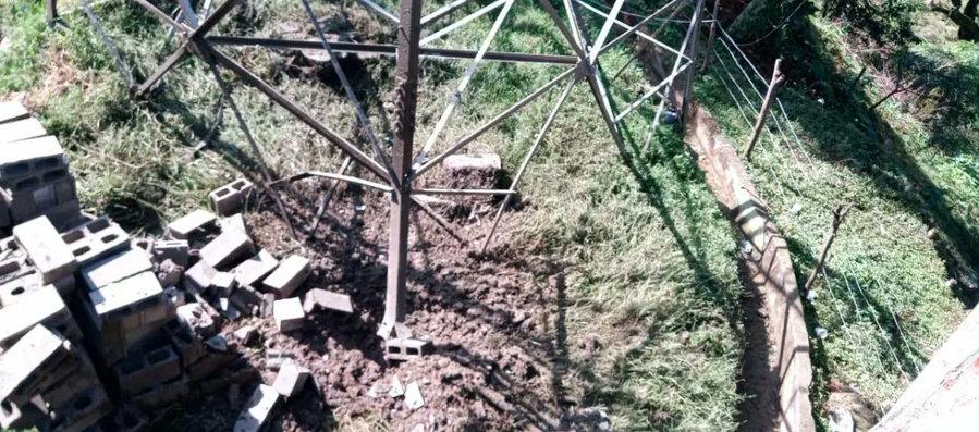 Daños en la torre de transmisión de energía atacada.