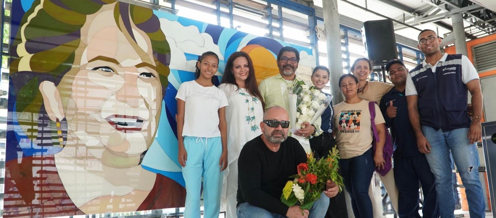 Homenaje a Esthercita Forero en la estación de Transmetro
