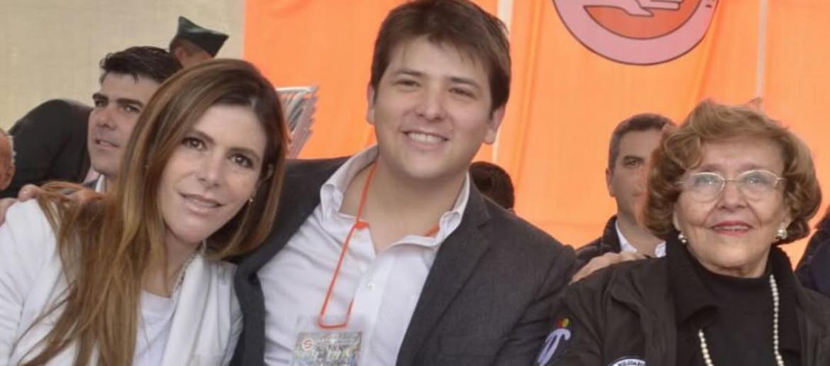 Nydia Uribe con sus nietos María Carolina Hoyos y Miguel Uribe. 