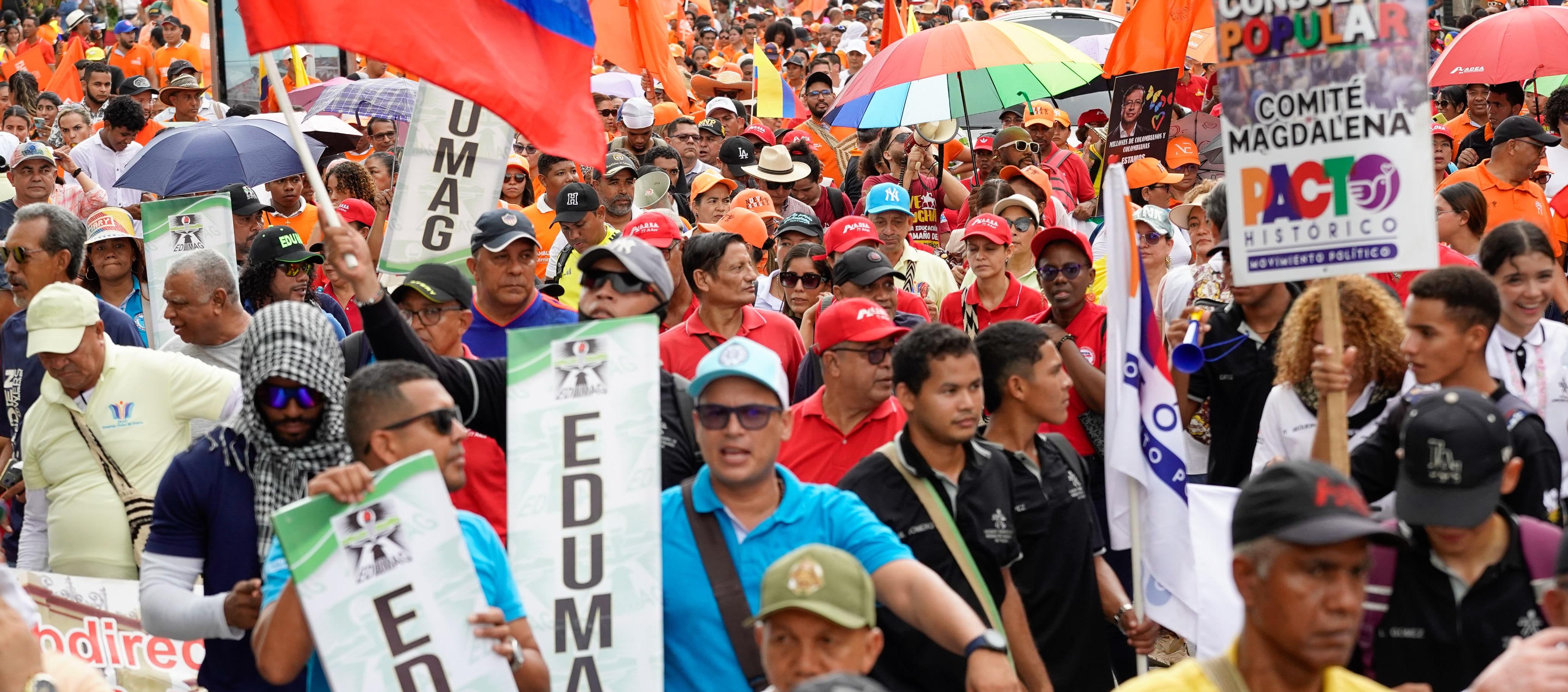 Cientos de personas salieron a las calles para marchar en apoyo a las reformas sociales.
