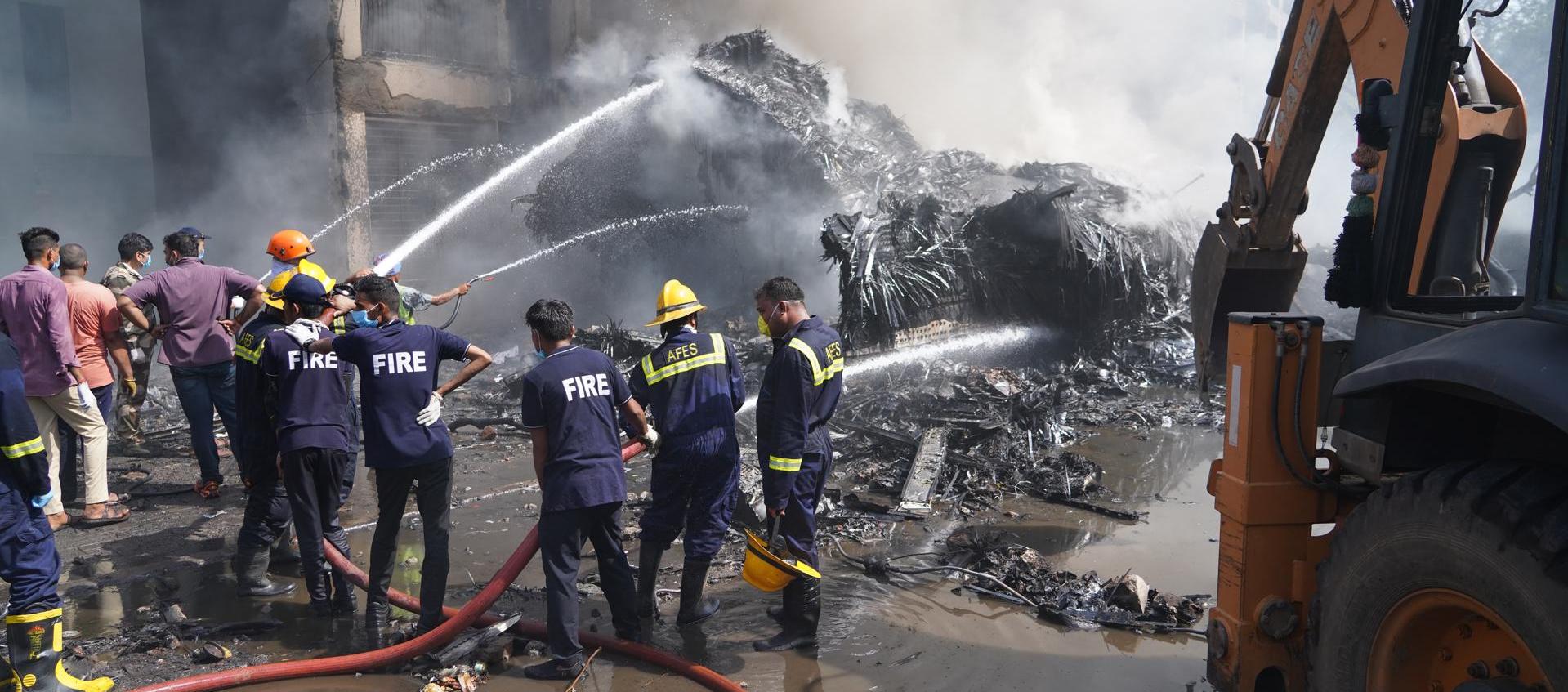 Bomberos trabajando en el lugar del accidente aéreo, en India. 