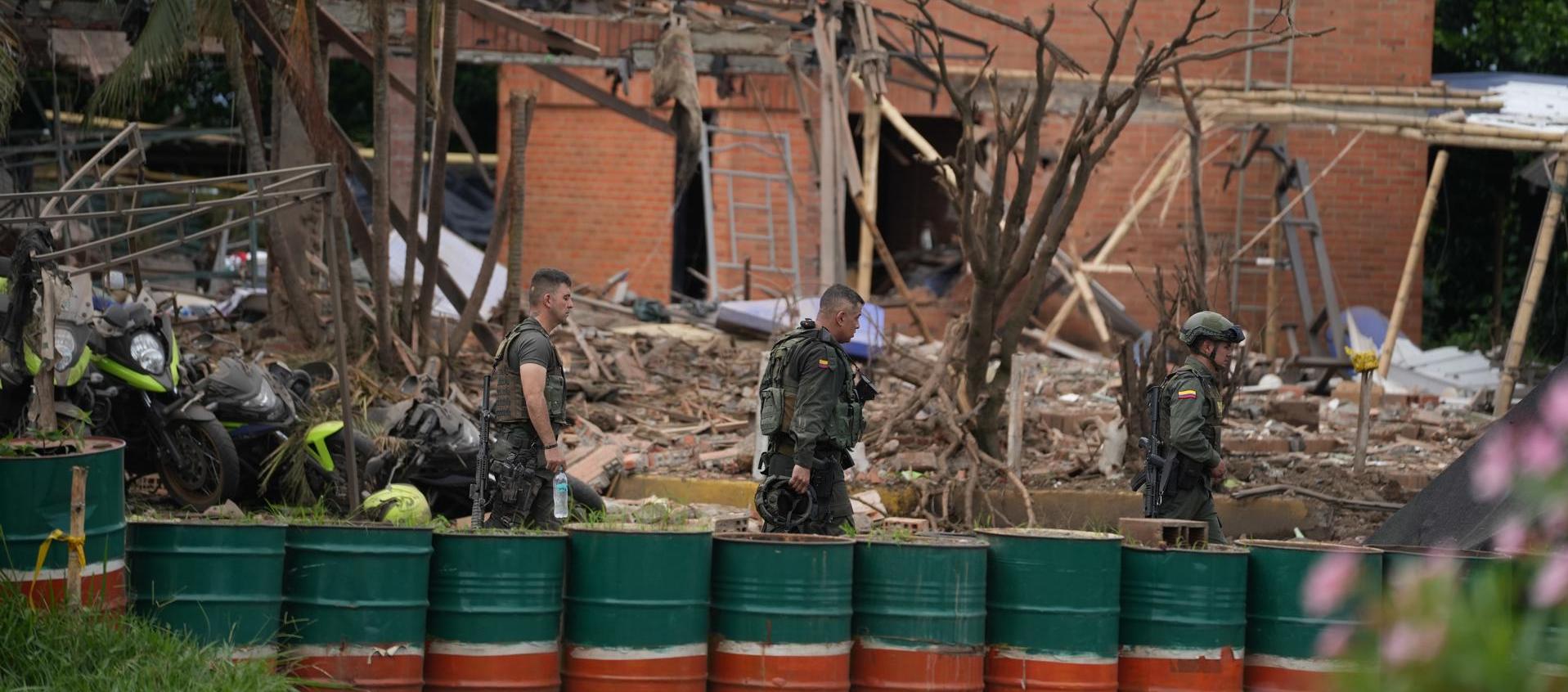  Integrantes de las Fuerzas Armadas en una de las áreas donde ocurrió una explosión este martes, en Cali. 