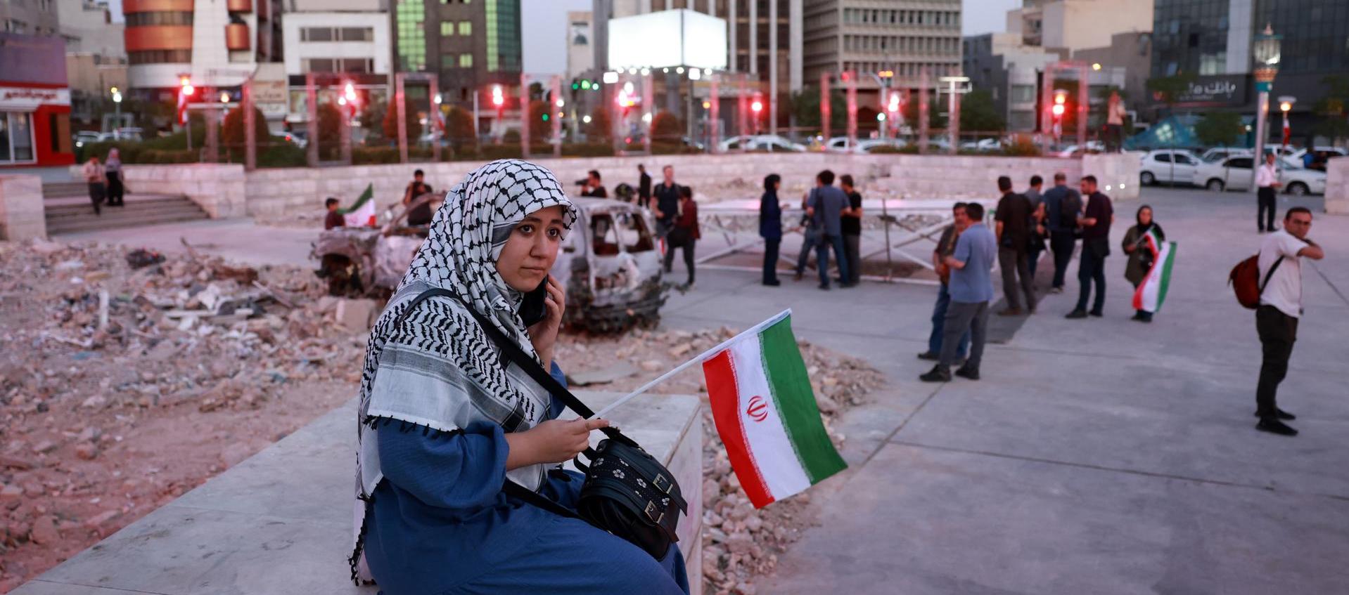 Mujer con bandera iraní.