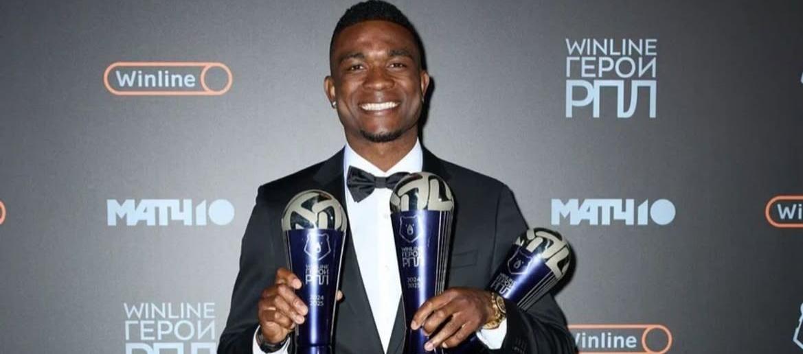 Jhon Córdoba posando con sus trofeos individuales.