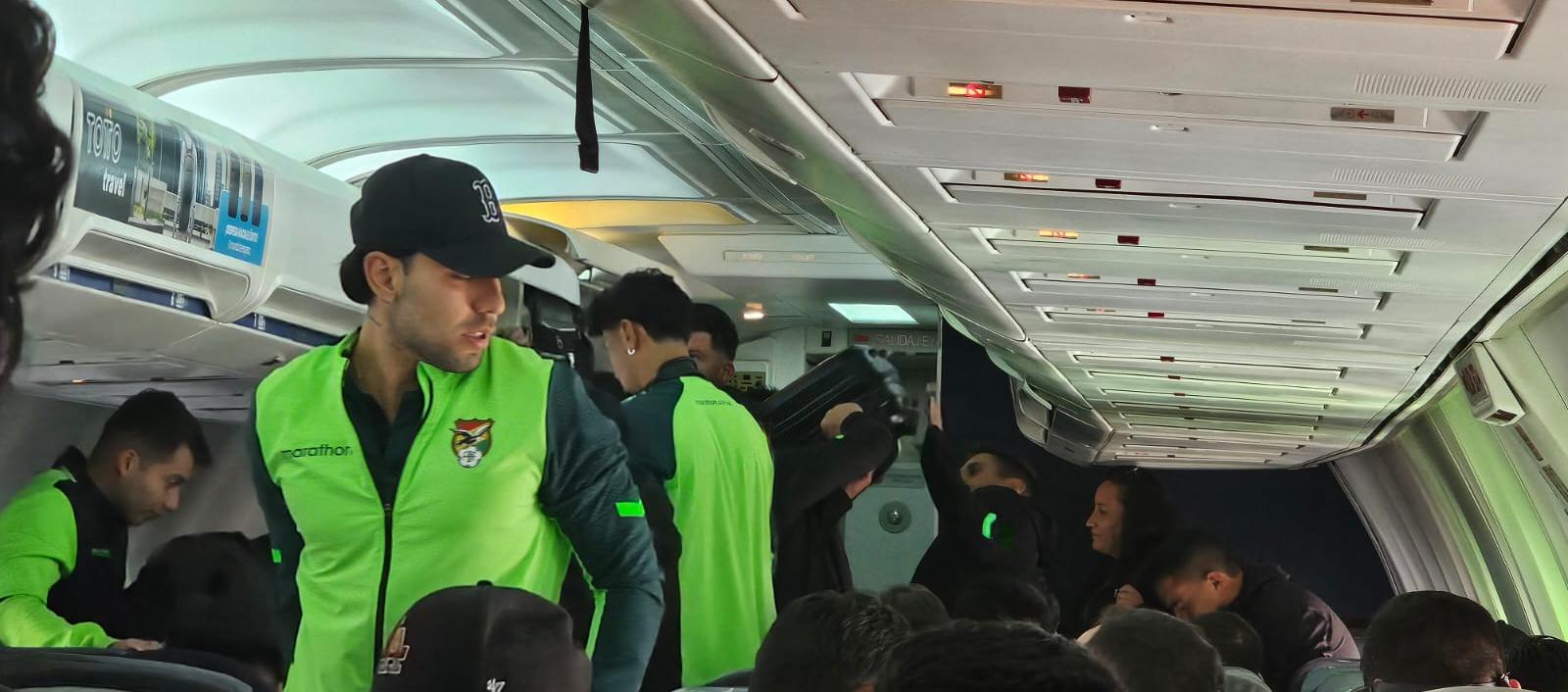 Jugadores de la selección Bolivia, en el avión