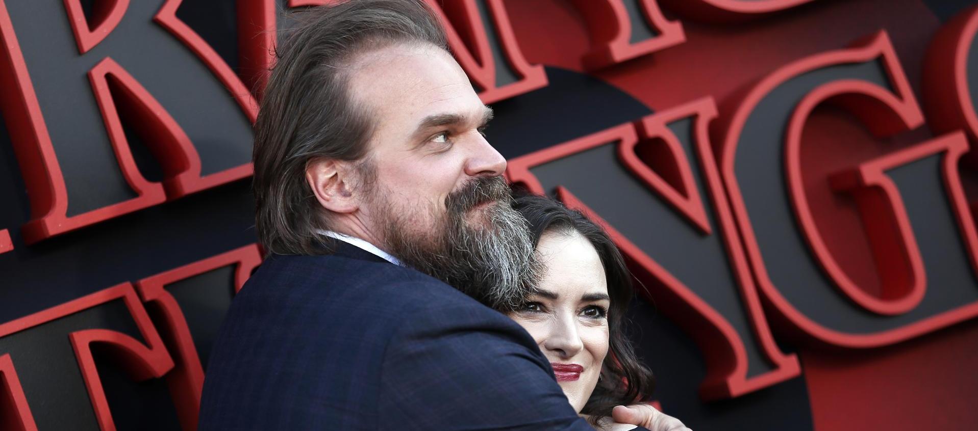  La actriz estadounidense Winona Ryder y el actor David Harbour. 