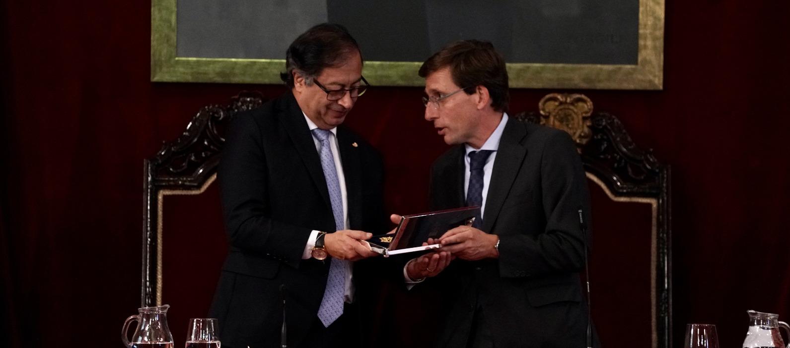 El alcalde de Madrid, José Luis Martínez-Almeida, entregó la Llave de Oro de la ciudad al presidente Petro, en 2023. 