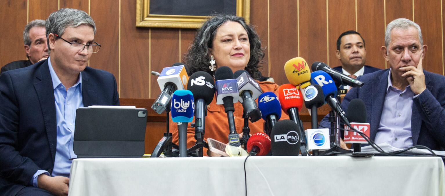 La senadora Angélica Lozano (centro).