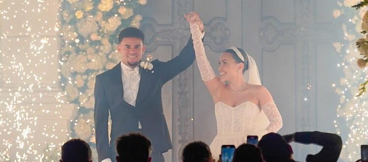 Luis Díaz y Geraldine Ponce alzando los brazos después de su boda.