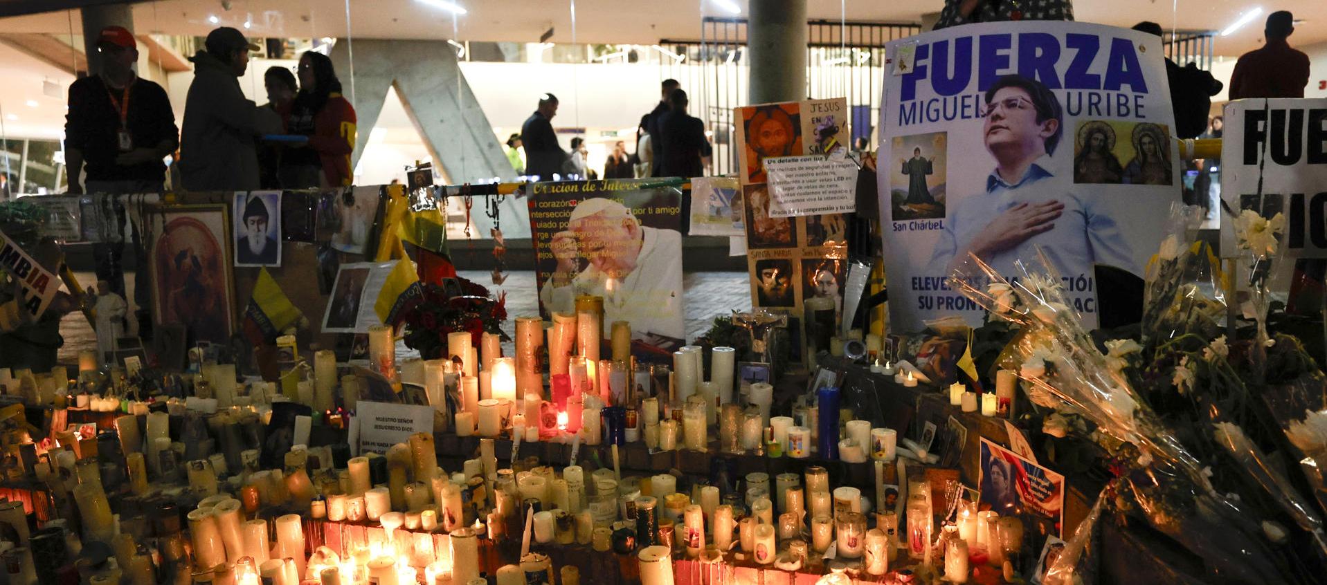 El senador está en condición "extremadamente crítica" por un edema cerebral tras la segunda cirugía a la que fue sometido.