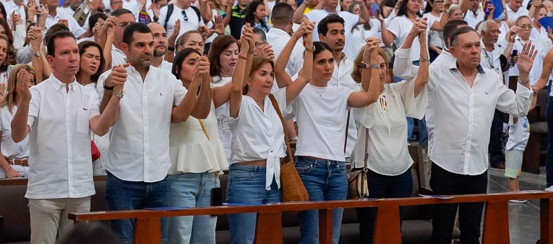 El presidente del Congreso, Efraín Cepeda estuvo presente en la eucaristía. 