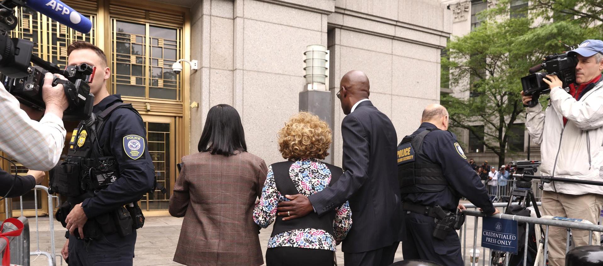 Madre de Sean 'Diddy', a las afueras del juzgado federal en el que se realiza el juicio por tráfico sexual de Combs, en Nueva York. 