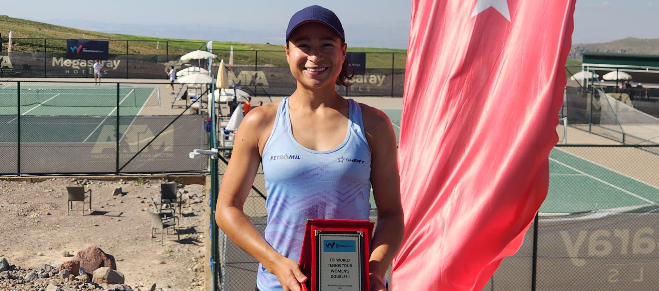 María Fernanda Herazo posando con su credencial de campeona de dobles.