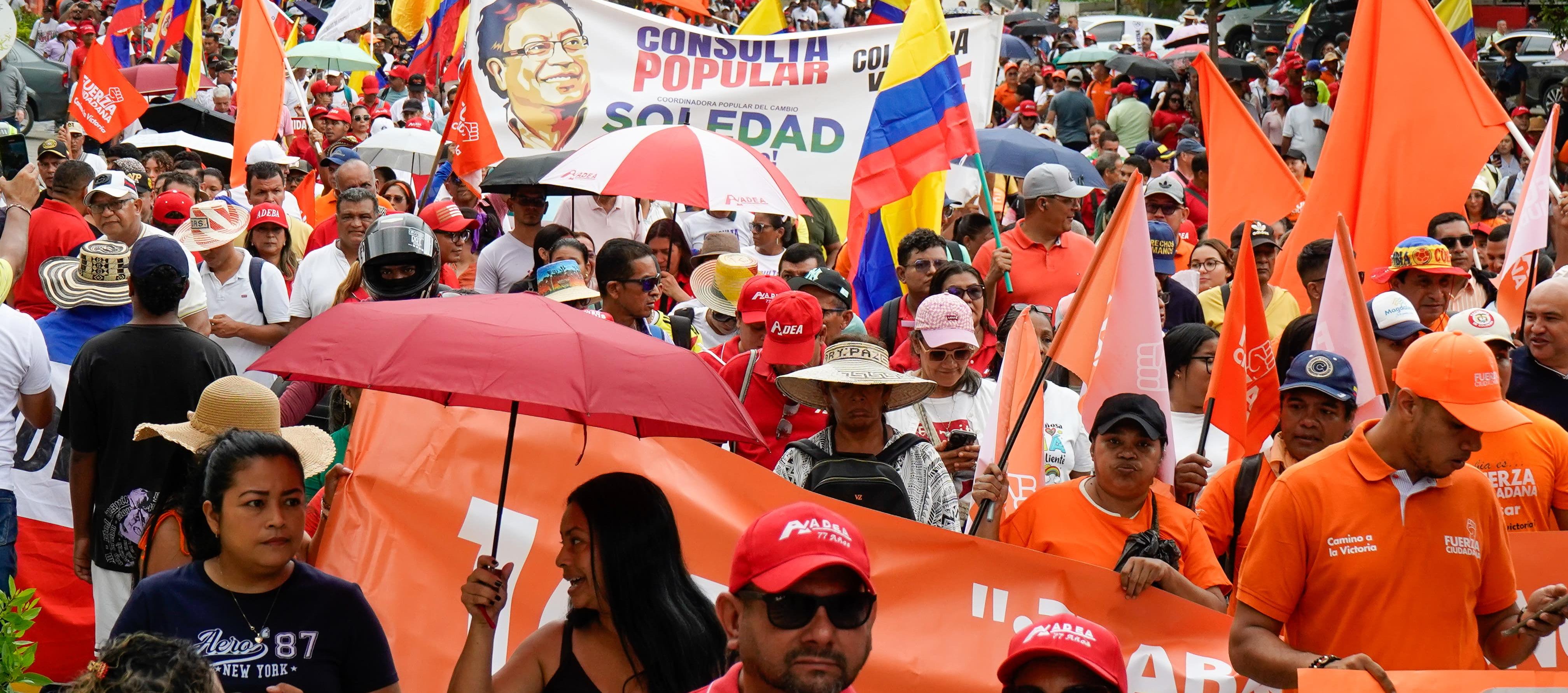 Cientos de personas salieron a las calles para marchar en apoyo a las reformas sociales. 