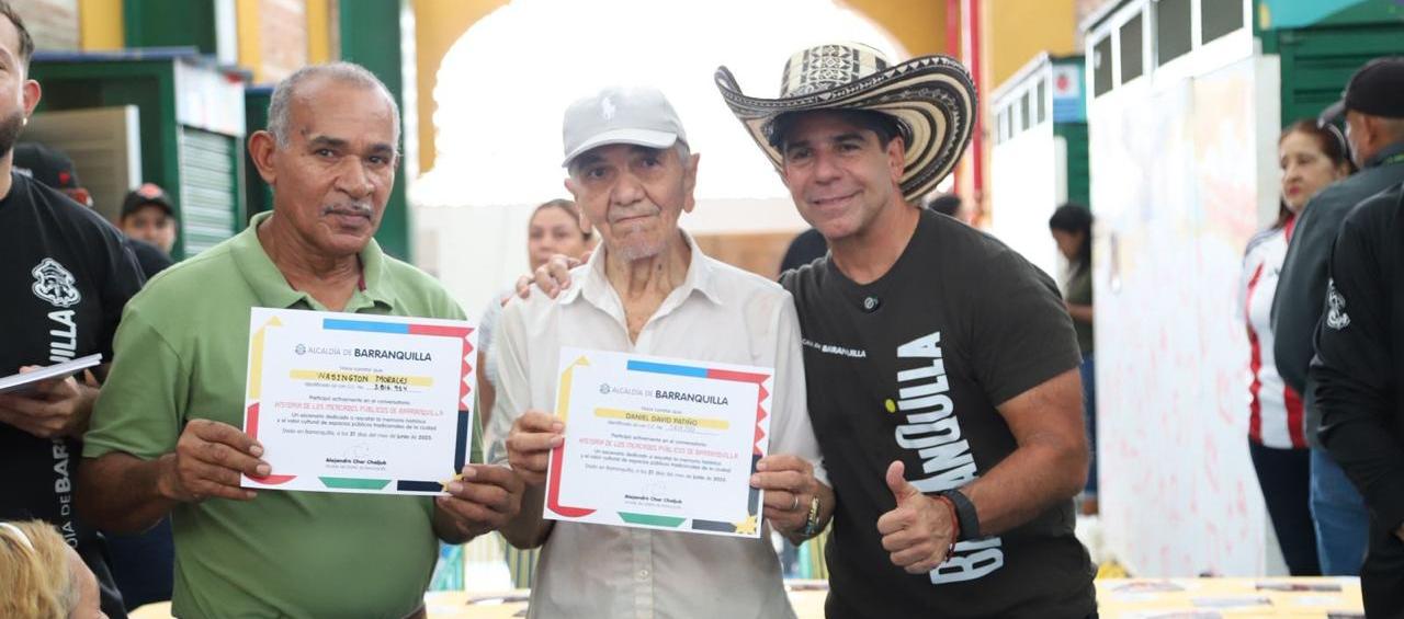 Alcalde Char entrega las certificaciones a los comerciantes. 