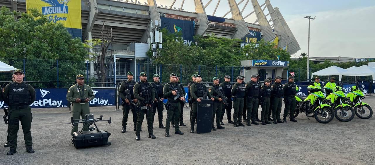 Autoridades en el estadio Metropolitano.