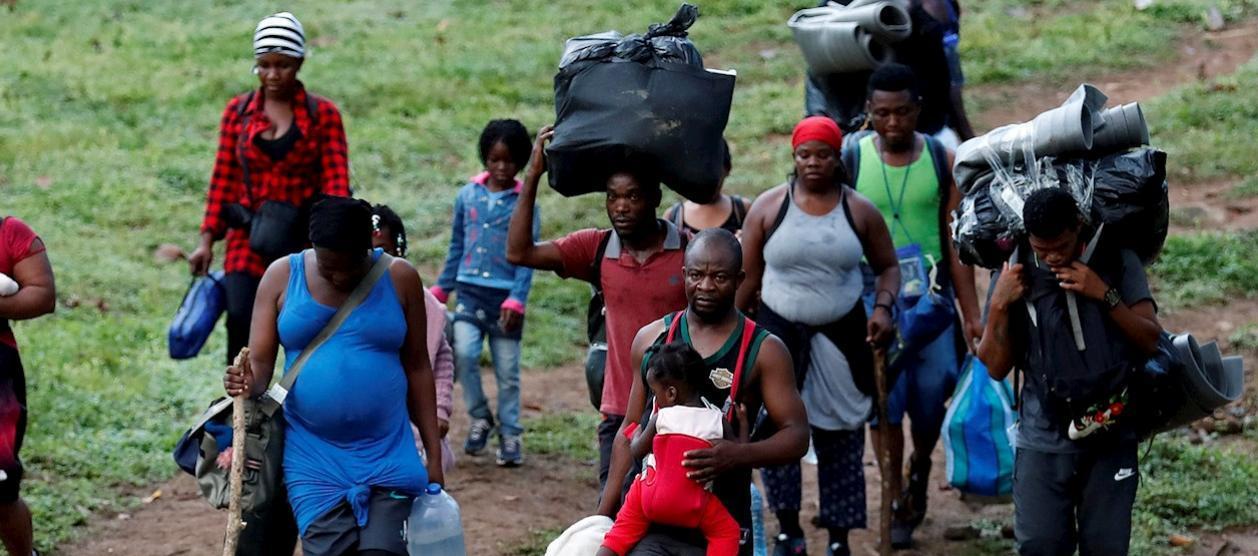 Migrantes haitianos en su camino hacia Panamá por el Tapón del Darién en Acandí, Colombia.