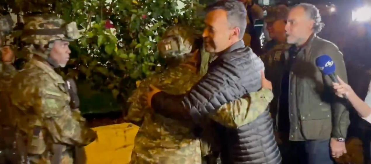 Los ministros de Defensa y del Interior recibieron a los militares rescatados. 