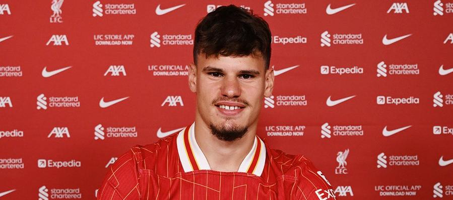 Milos Kerkez, nuevo jugador de Liverpool.