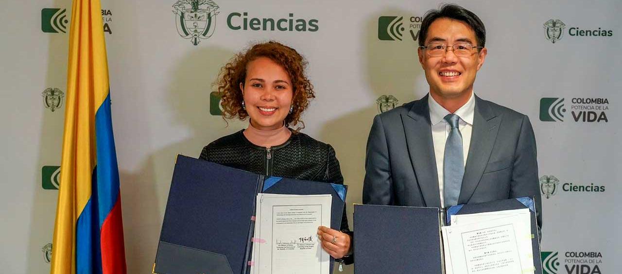 La ministra de Ciencias, Yesenia Olaya, y el Embajador de China en Colombia, Zhu Jingyang.
