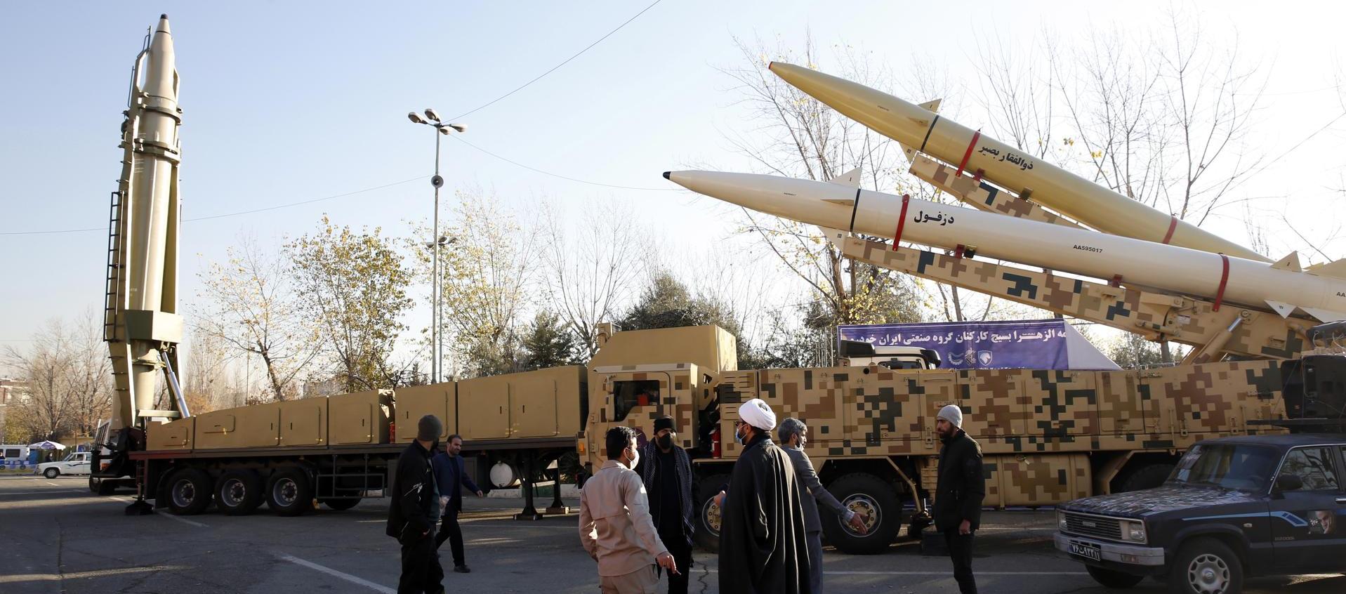 Funcionarios iraníes reunidos alrededor misiles exhibidos en la mezquita Mosallah, en Irán. 