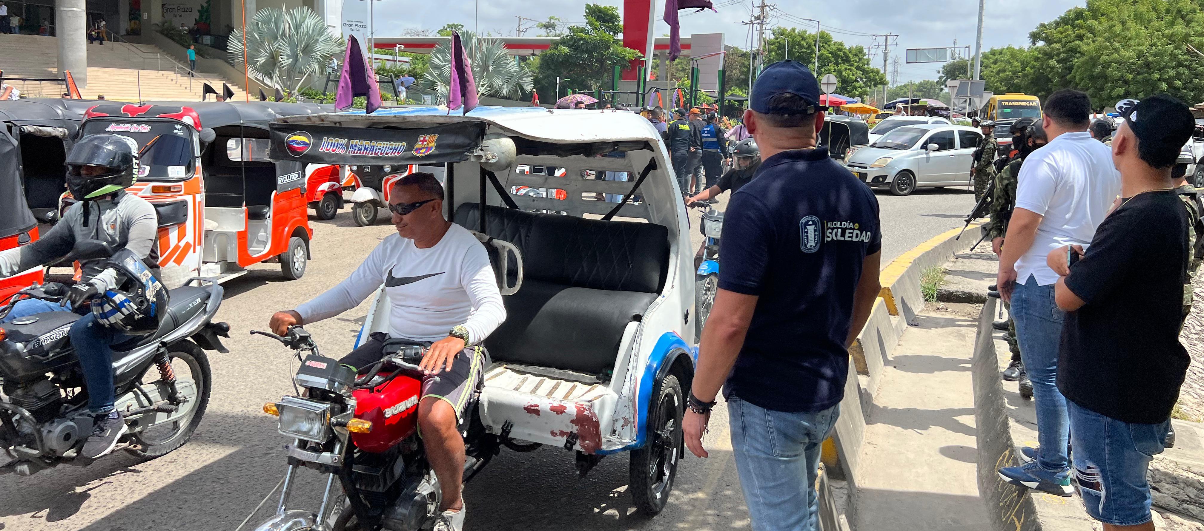 Protesta pacífica de los motocarristas en Soledad. 