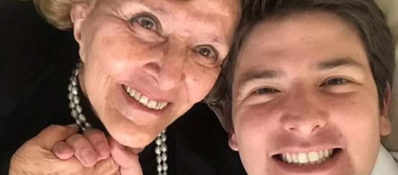 Nydia Quintero con su nieto Miguel Uribe.