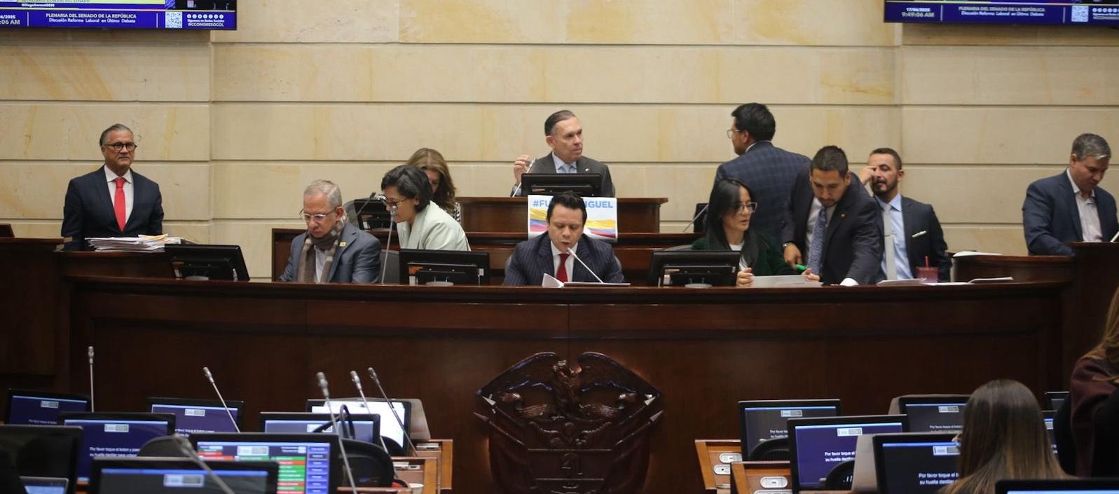 La nueva ley entrará en vigor seis meses después de su publicación oficial.