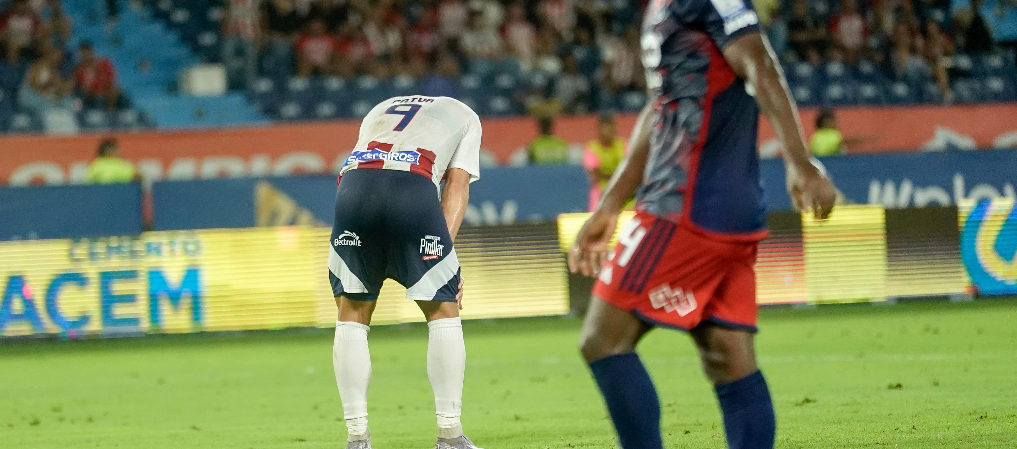 Guillermo Paiva delantero de Junior mirando a la grama durante el partido ante Medellín. 